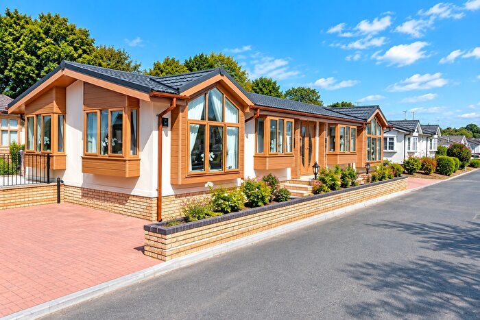 3 Bedroom Mobile/park Home For Sale In Weybridge Park, Addlestone, KT15