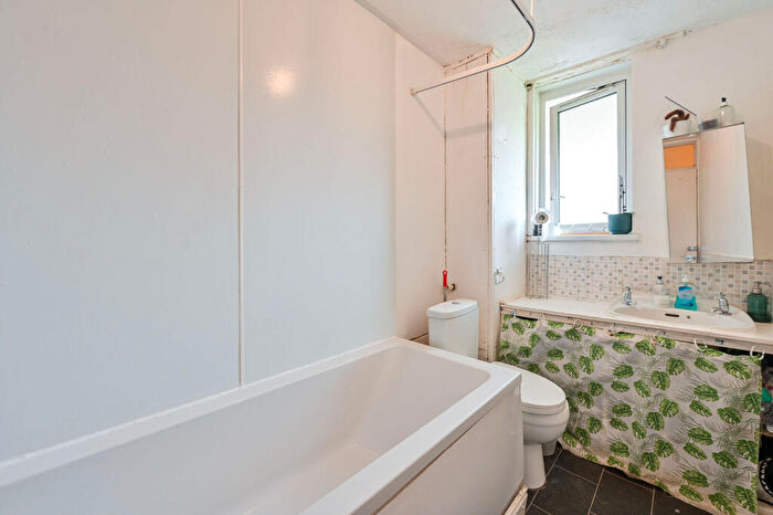 3 Bedroom Maisonette For Sale In Lockwood Square, South Bermondsey, London, SE16