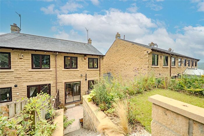 3 Bedroom Semi-Detached House For Sale In Chiltern Court, Leeds, West Yorkshire, LS13