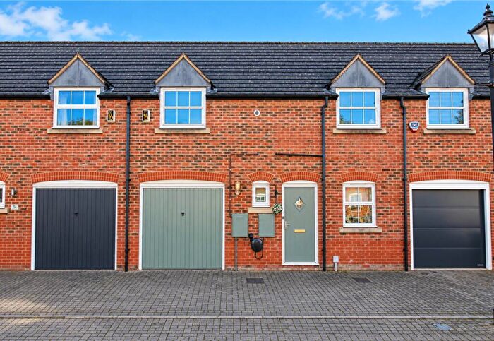 3 Bedroom Terraced House For Sale In Waterperry Mews, Aylesbury, HP19