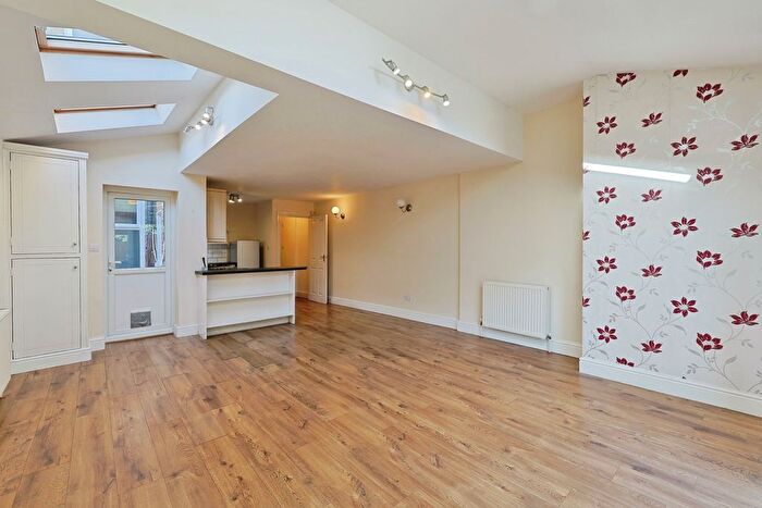 2 Bedroom Flat To Rent In Berrymead Gardens, London, W3