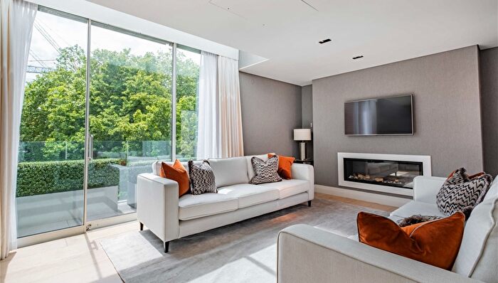 3 Bedroom Flat To Rent In Green Street, London, W1K