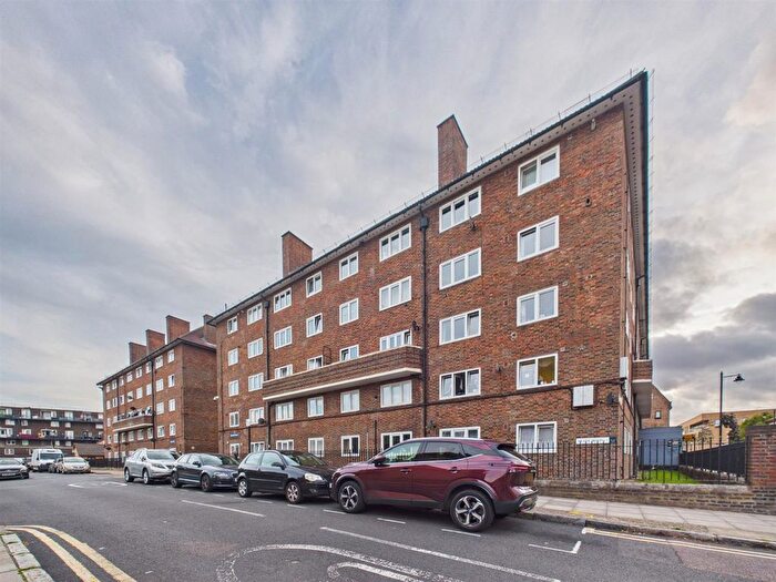 1 Bedroom Flat For Sale In Ranwell Close, Beale Road, Bow, E3