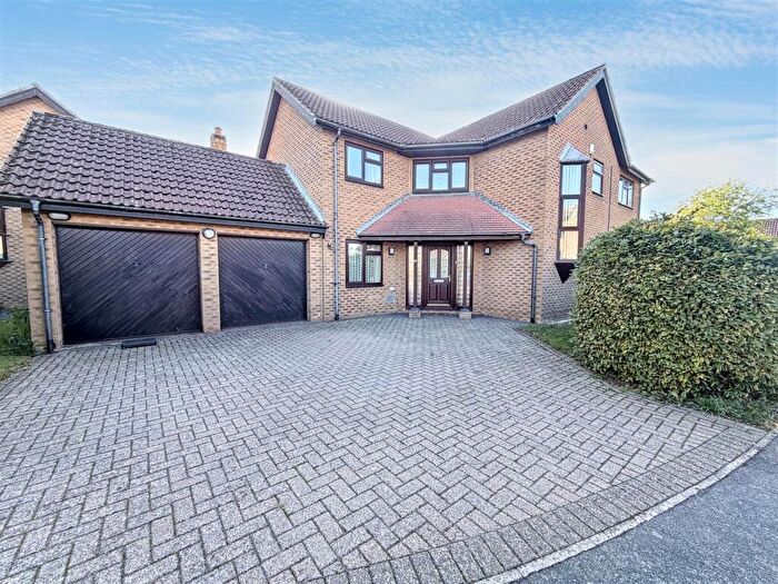 4 Bedroom House For Sale In Sandbrier Close, Walnut Tree, Milton Keynes, MK7