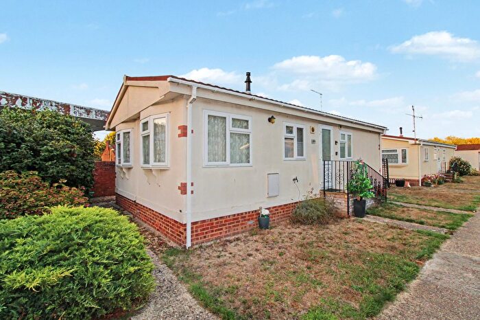 2 Bedroom Mobile/park Home For Sale In Chilton Farm Park, Fleet Road, Farnborough, GU14