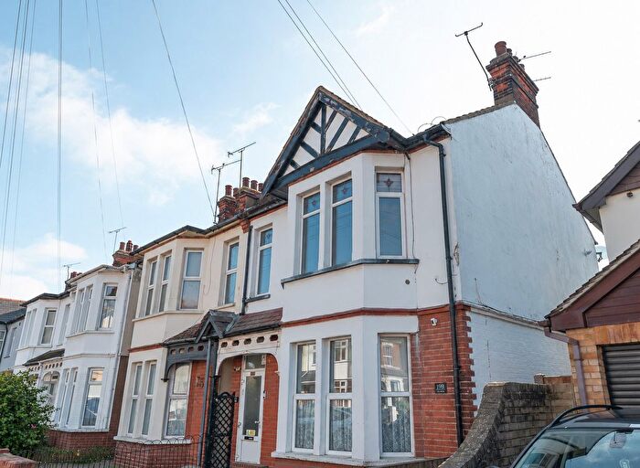 2 Bedroom Flat For Sale In St. Andrews Road, Southend-On-Sea, SS3