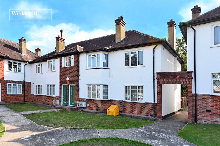 2 Bedroom Flat For Sale In The Maisonettes, Alberta Avenue, Cheam, Sutton, SM1