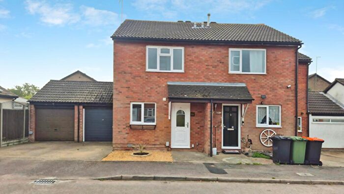 2 Bedroom Semi-Detached House To Rent In Conway Close, Dunstable, LU5