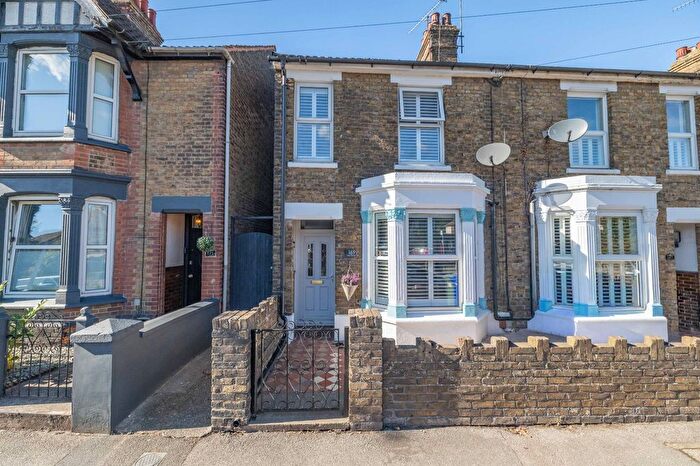 3 Bedroom End Of Terrace House For Sale In Chalkwell Road, Sittingbourne, Kent, ME10