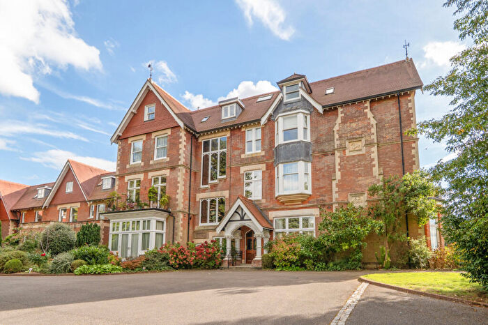 2 Bedroom Flat For Sale In Coopers Hill Road, Redhill, RH1