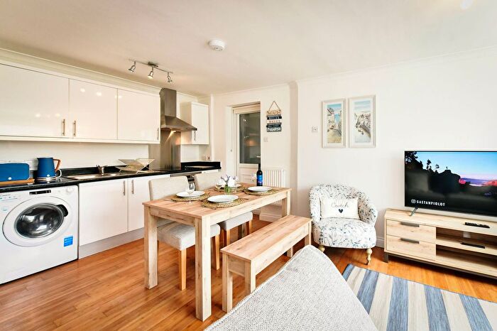 2 Bedroom Detached Bungalow To Rent In Western Lane, Mumbles, SA3