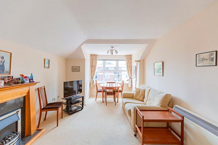 2 Bedroom Flat For Sale In Henleaze Road, Bristol, BS9