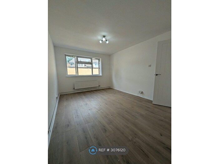 2 Bedroom Flat To Rent In Levett Road, Leatherhead, KT22