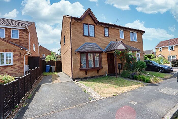 3 Bedroom Semi-Detached House For Sale In Viking Close, Kettering, NN16