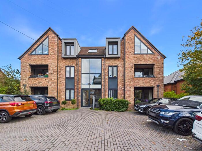 2 Bedroom Flat For Sale In Woodcote Grove Road, Coulsdon, CR5
