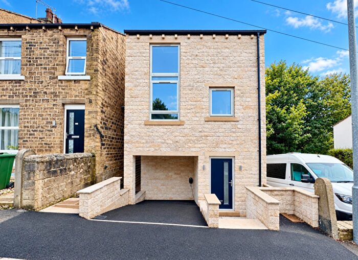 3 Bedroom Detached House For Sale In Almondbury Bank, Huddersfield, HD5
