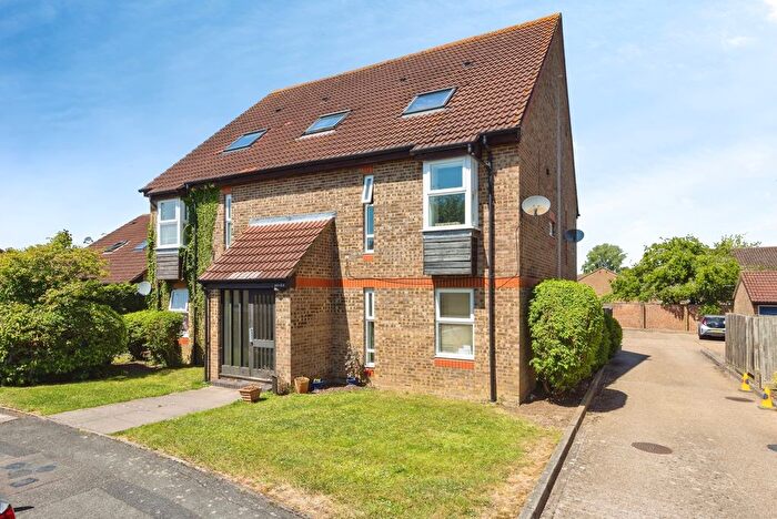 1 Bedroom Flat For Sale In Colburn Crescent, Guildford, Surrey, GU4