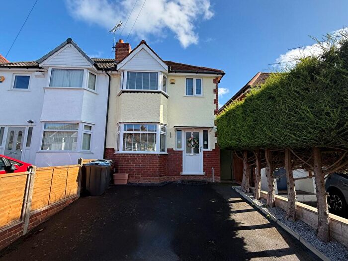 3 Bedroom Semi-Detached House To Rent In Woodvale Road, Hall Green, B28