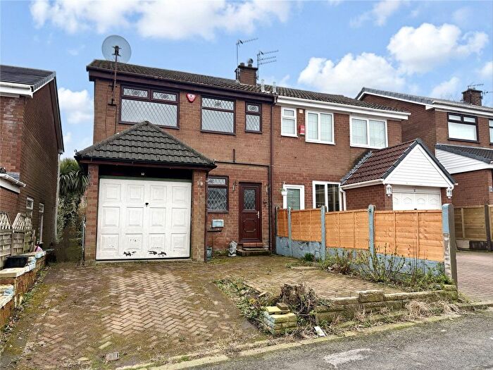 3 Bedroom Semi-Detached House For Sale In Minster Way, Chadderton, Oldham, OL9