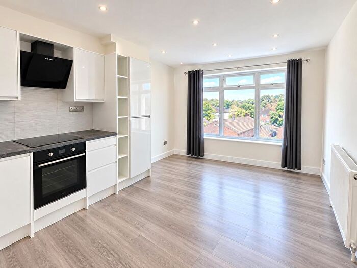3 Bedroom Flat To Rent In East Street, Epsom, KT17