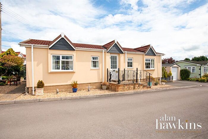 2 Bedroom Mobile/park Home For Sale In Lillybrook Estate, Lyneham, SN15