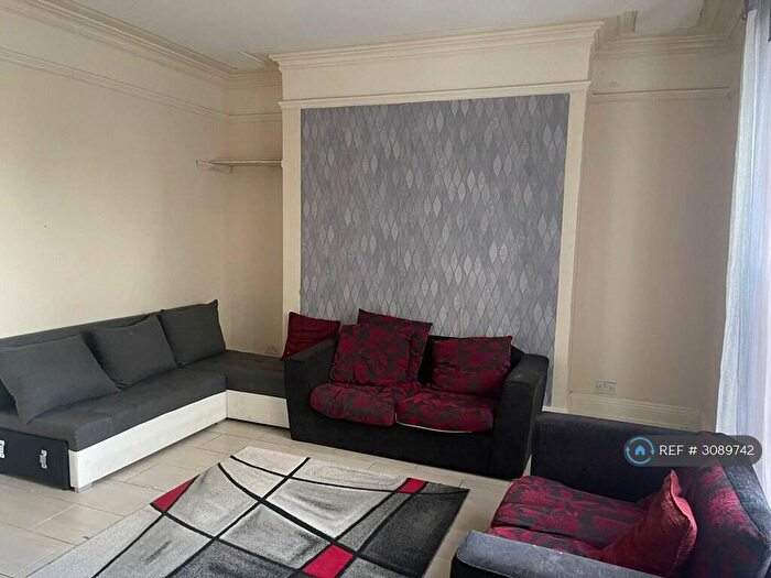 2 Bedroom Flat To Rent In Clifton Place, Newport, NP20