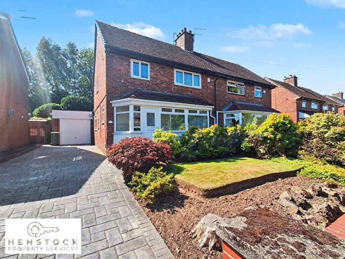3 Bedroom Semi-Detached House To Rent In Laurel Avenue, Chadderton, Oldham, OL9