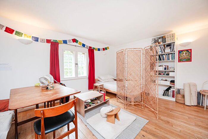 1 Bedroom Flat For Sale In Bethnal Green Road, Bethnal Green, London, E2