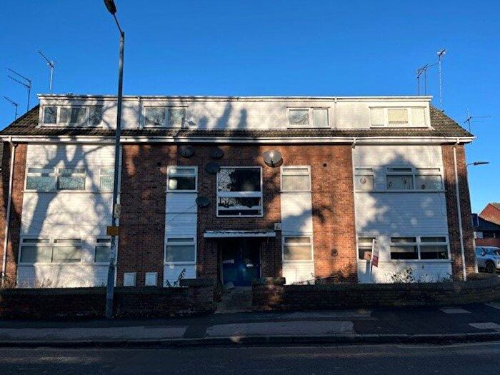 3 Bedroom Flat To Rent In St John`s Court, Queens Road, Hull, HU5