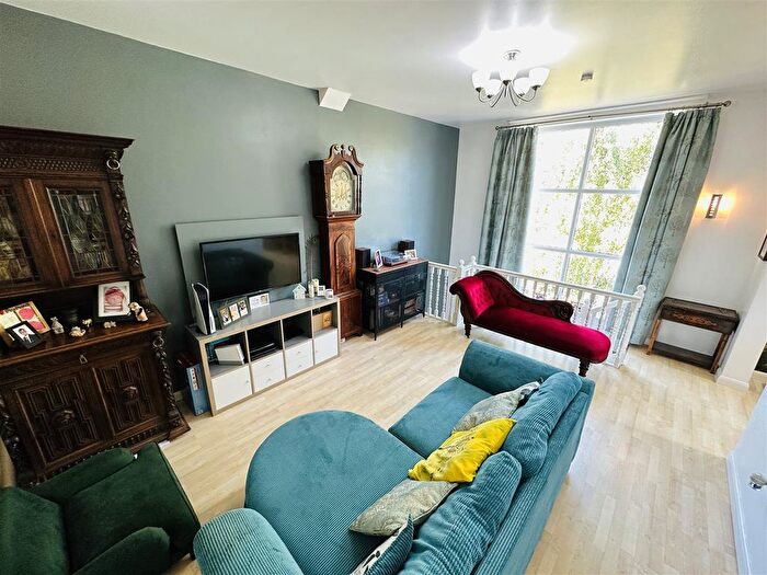 3 Bedroom Maisonette For Sale In The Malt Kiln, Cliffe Common, Selby, YO8