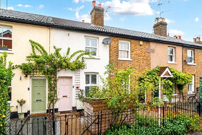 2 Bedroom End Of Terrace House For Sale In Springfield Lane, Weybridge, KT13