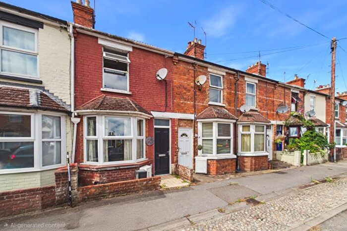3 Bedroom Terraced House For Sale In Connaught Road, Newbury, Berkshire, RG14