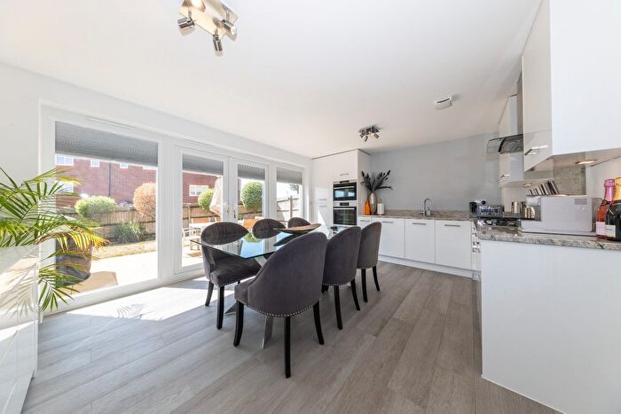 4 Bedroom End Of Terrace House For Sale In Armstrong Road, Luton, Bedfordshire, LU2