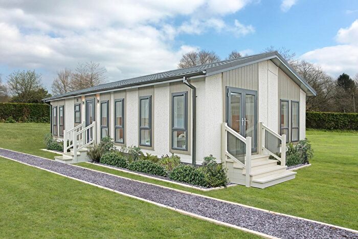 2 Bedroom Mobile/park Home For Sale In Ryther Road, Ulleskelf, Tadcaster, LS24