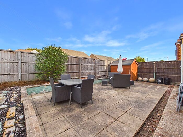 1 Bedroom Flat For Sale In Kenilworth Road, Ashford, Surrey, TW15