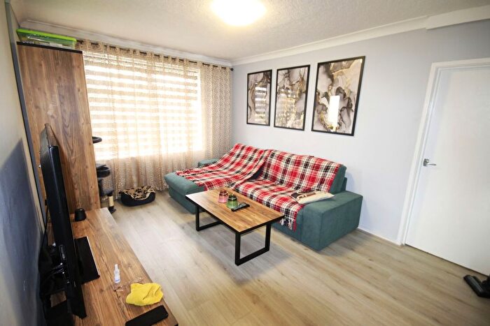 2 Bedroom Flat To Rent In West Park Grove, Leeds, LS8