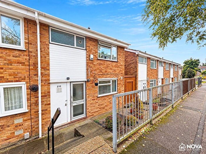 3 Bedroom Semi-Detached House For Sale In Devon Road, Luton, LU2