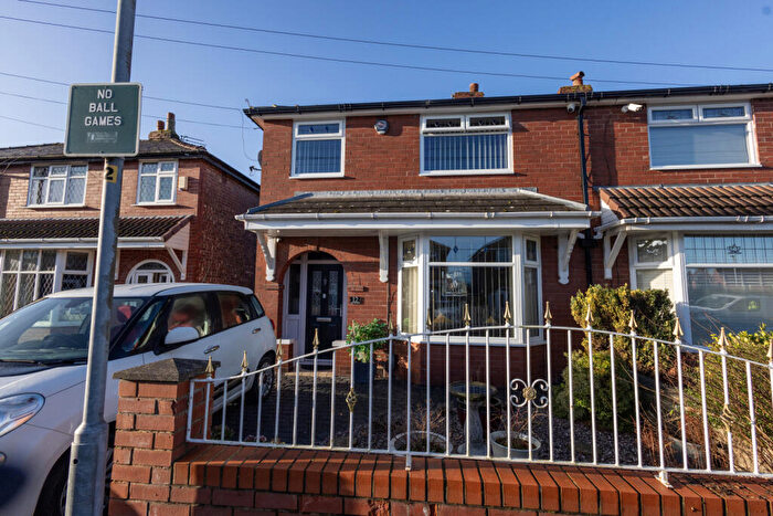 3 Bedroom Semi-Detached House For Sale In Shelley Grove, Droylsden, M43