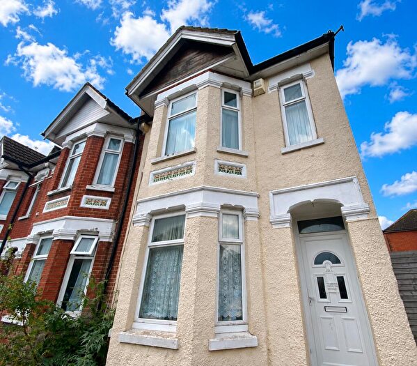 4 Bedroom Semi-Detached House To Rent In Earls Road, SO14