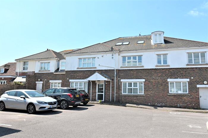 2 Bedroom Flat To Rent In Sandpiper House, - Portsmouth Road, Lee On The Solent, Hampshire, PO13
