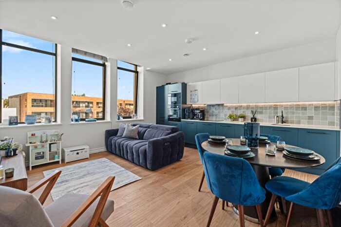 2 Bedroom Flat For Sale In Littleworth Road, Esher, KT10