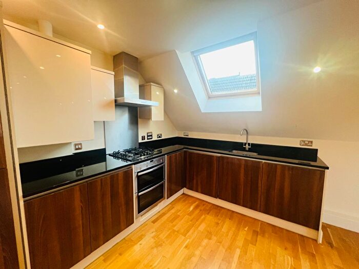 2 Bedroom Flat To Rent In Holmesdale Road, Reigate, RH2