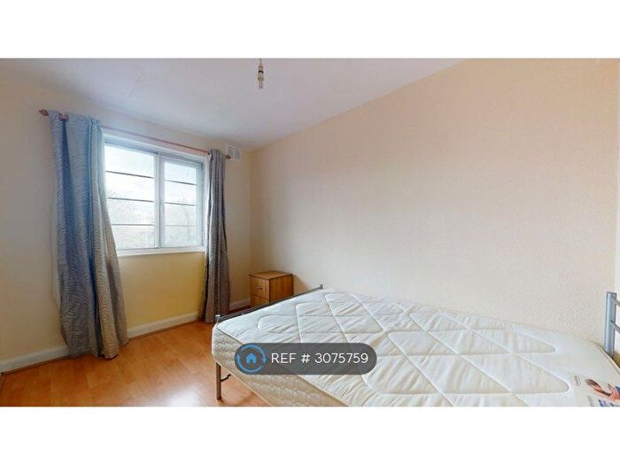 2 Bedroom Flat To Rent In Wendover Court, London, W3