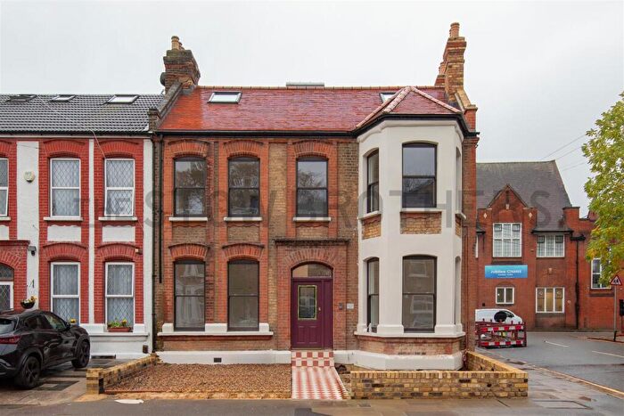 3 Bedroom Flat To Rent In Valentines Road, Ilford, IG1