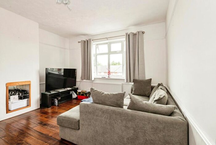 1 Bedroom Flat For Sale In Cobham Road, Fetcham, Leatherhead, Surrey, KT22