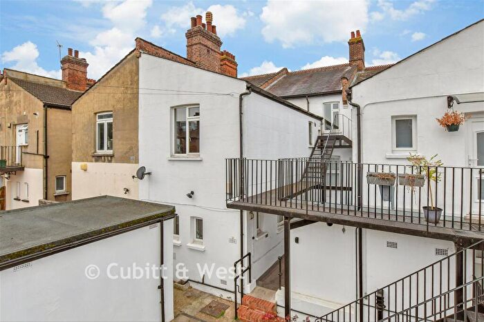 2 Bedroom Ground Maisonette For Sale In Woodcote Mews, Wallington, Surrey, SM6
