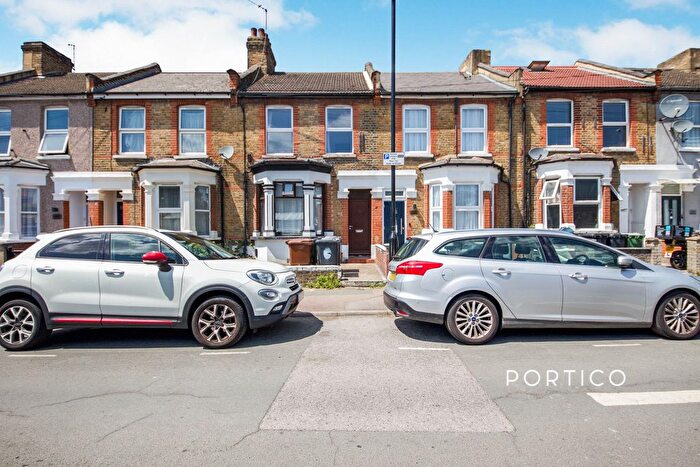 2 Bedroom Flat To Rent In Claude Road, Leyton, London, E10