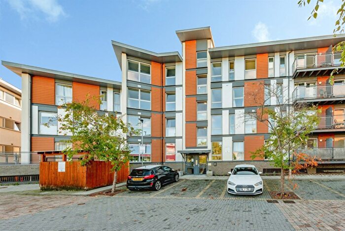 2 Bedroom Flat For Sale In Commonwealth Drive, Crawley, RH10