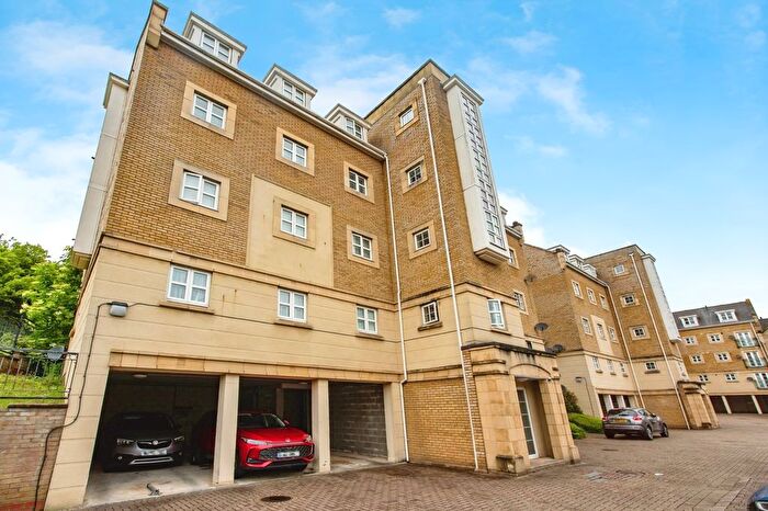 1 Bedroom Flat For Sale In Sandpiper Close, Greenhithe, Kent, DA9