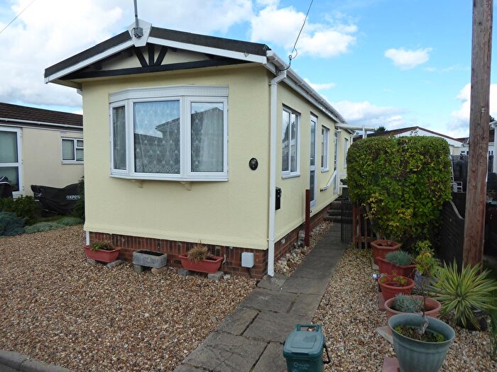 1 Bedroom Mobile/park Home For Sale In The Willows Park, Guildford Road, Normandy, Guildford, GU3